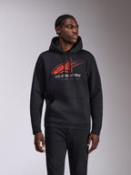 Alpinestars Pulse Hoodie, codzienna bluza z kapturem typu pullover, czarna z czerwono-szarym logo Astars z efektem przejścia i liniami prędkości oraz napisem „Racing Ahead”, kaptur ze sznurkiem i kieszeń typu kangurka, streetwear inspirowany motorsportem prezentowany na modelu