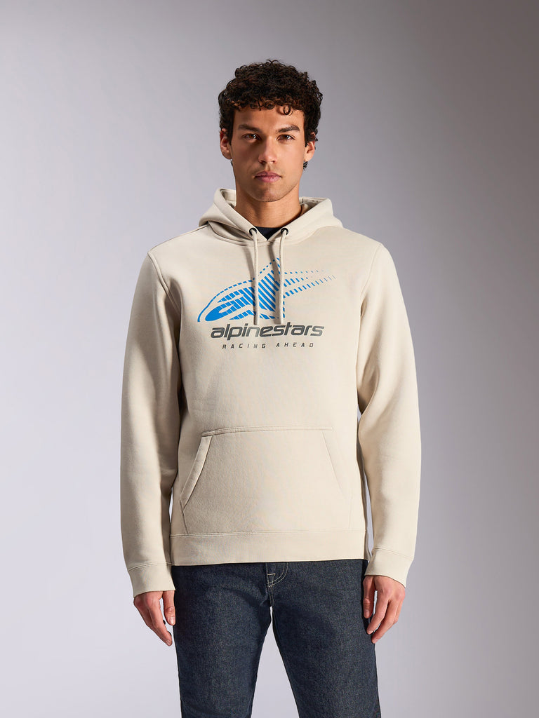 Alpinestars Pulse Hoodie, casualowa bluza z kapturem w kolorze złamanej bieli, z przodu niebiesko-szare logo Astars Combo z grafiką z efektem fade i liniami prędkości, przednia kieszeń typu kangurka, noszona przez modela z ciemnymi dżinsami, streetwear inspirowany sportami motorowymi