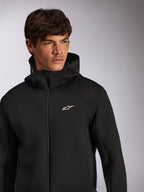 Alpinestars Cypher Hoodie, codzienna odzież sportowa, czarna rozpinana bluza z kapturem z białym logo Astars na piersi, wysoki krój kaptura, prezentowana na modelu