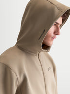 Alpinestars bluza z kapturem Cypher, męska beżowa bluza polarowa zapinana na zamek, wysoki kołnierz z kapturem z siatkową podszewką i brandingiem Alpinestars na boku, małe logo na klatce piersiowej, widok z profilu na modelu, odzież sportowa w stylu motorsport.