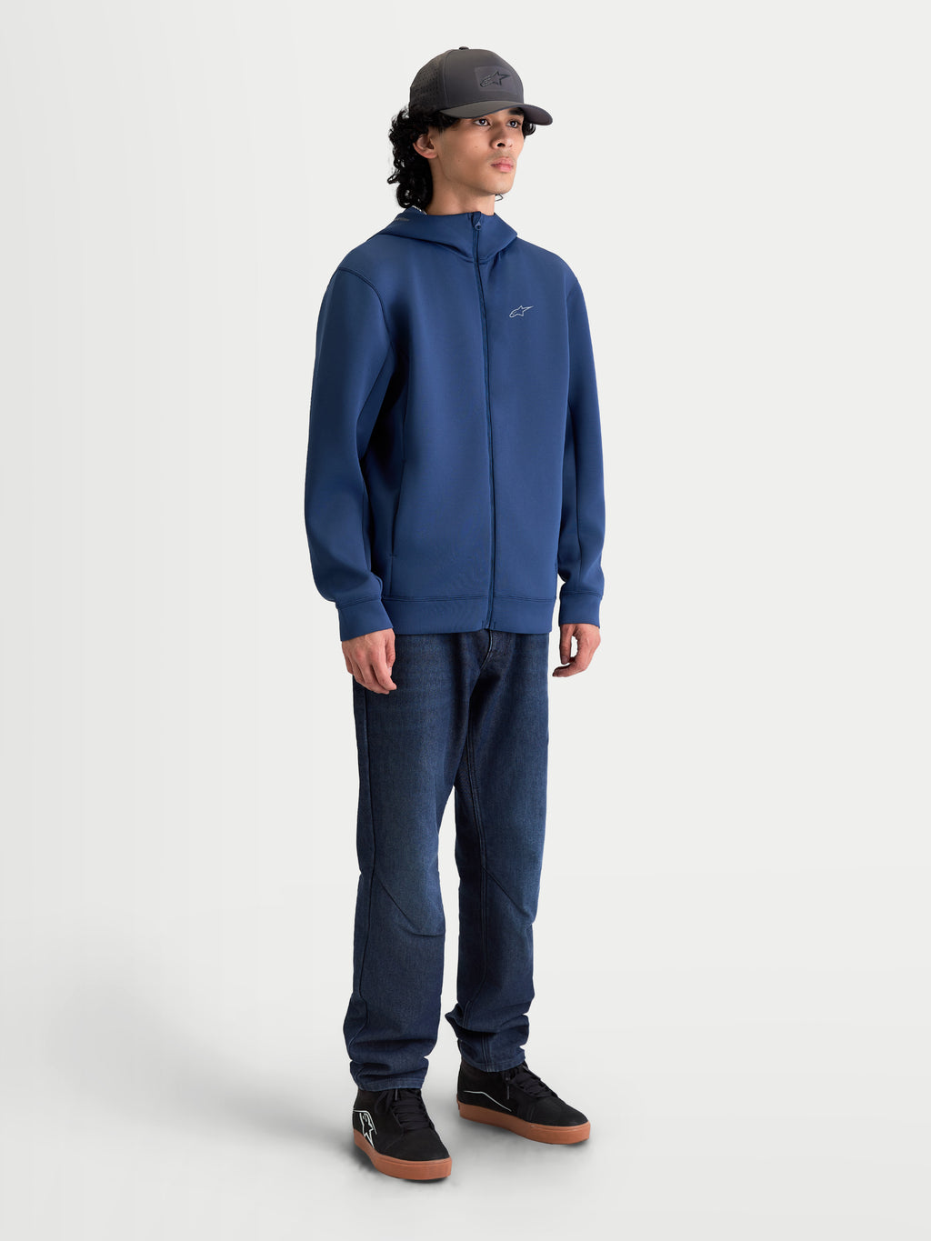 Alpinestars Bluza Z Kapturem Cypher, sportowa bluza z kapturem zapinana na zamek, stalowoniebieska, techniczna tkanina tri-blend, wysoki kołnierz z siatkową podszewką kaptura, męska stylizacja motorsportowa, widok na całą sylwetkę modelu.