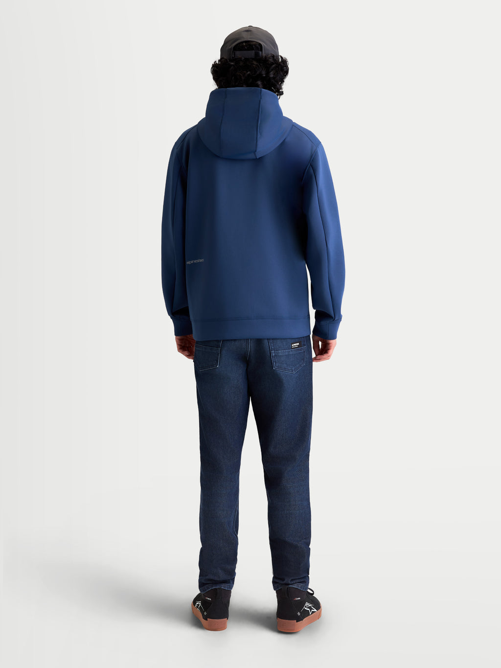 Alpinestars Cypher Hoodie, męska bluza z kapturem zapinana na zamek, stalowoniebieska, odzież sportowa inspirowana motorsportem, widok z tyłu prezentujący kaptur z wysokim kołnierzem i logo na plecach.