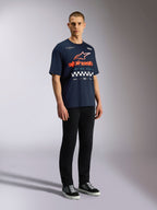 Alpinestars Aplomb Oversized CSF Tee, koszulka z krótkim rękawem, granatowa, duże pomarańczowe i białe logo Astars z grafiką w szachownicę, casualowy streetwear inspirowany motorsportem