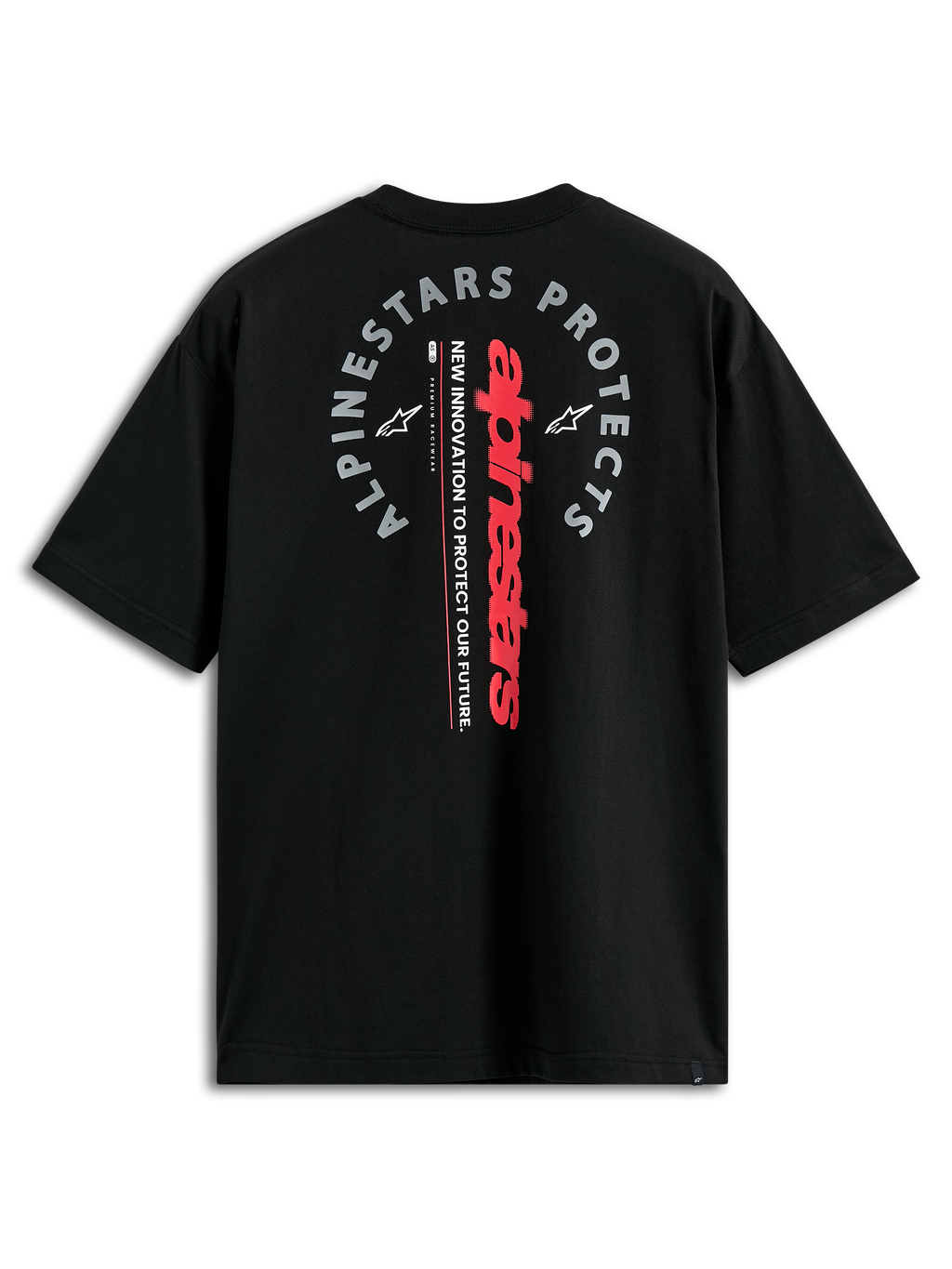 Alpinestars Overhang Oversized CSF Tee, t-shirt z krótkim rękawem, czarny, widok z tyłu z czerwonym pionowym napisem i szarą grafiką „Alpinestars Protects”, casualowy styl motorsport