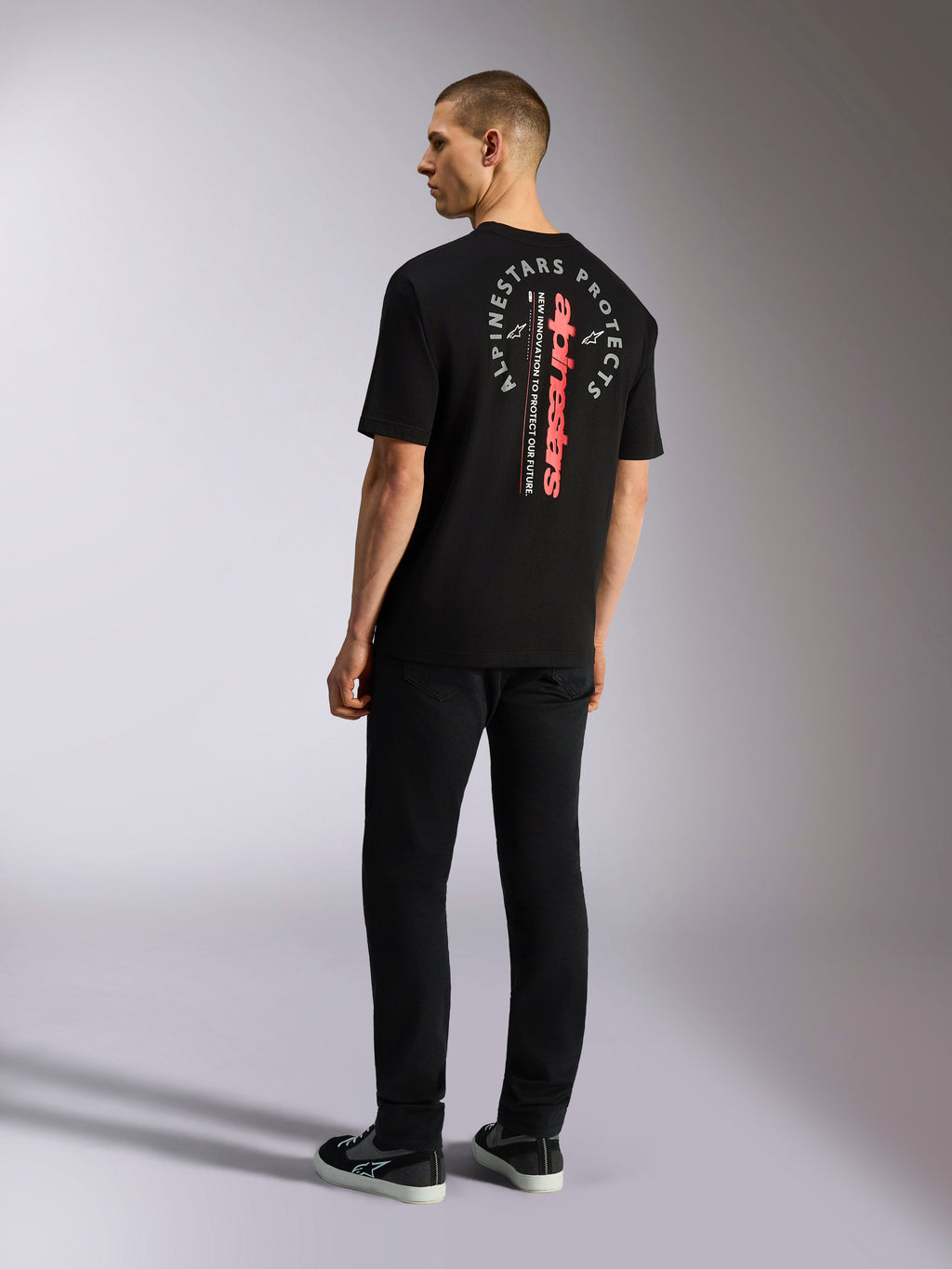 Alpinestars Overhang Oversized CSF Tee, koszulka z krótkim rękawem, czarna, z pionowym czerwonym logotypem i okrągłą białą grafiką na plecach, casualowa odzież streetwear w stylu motorsport