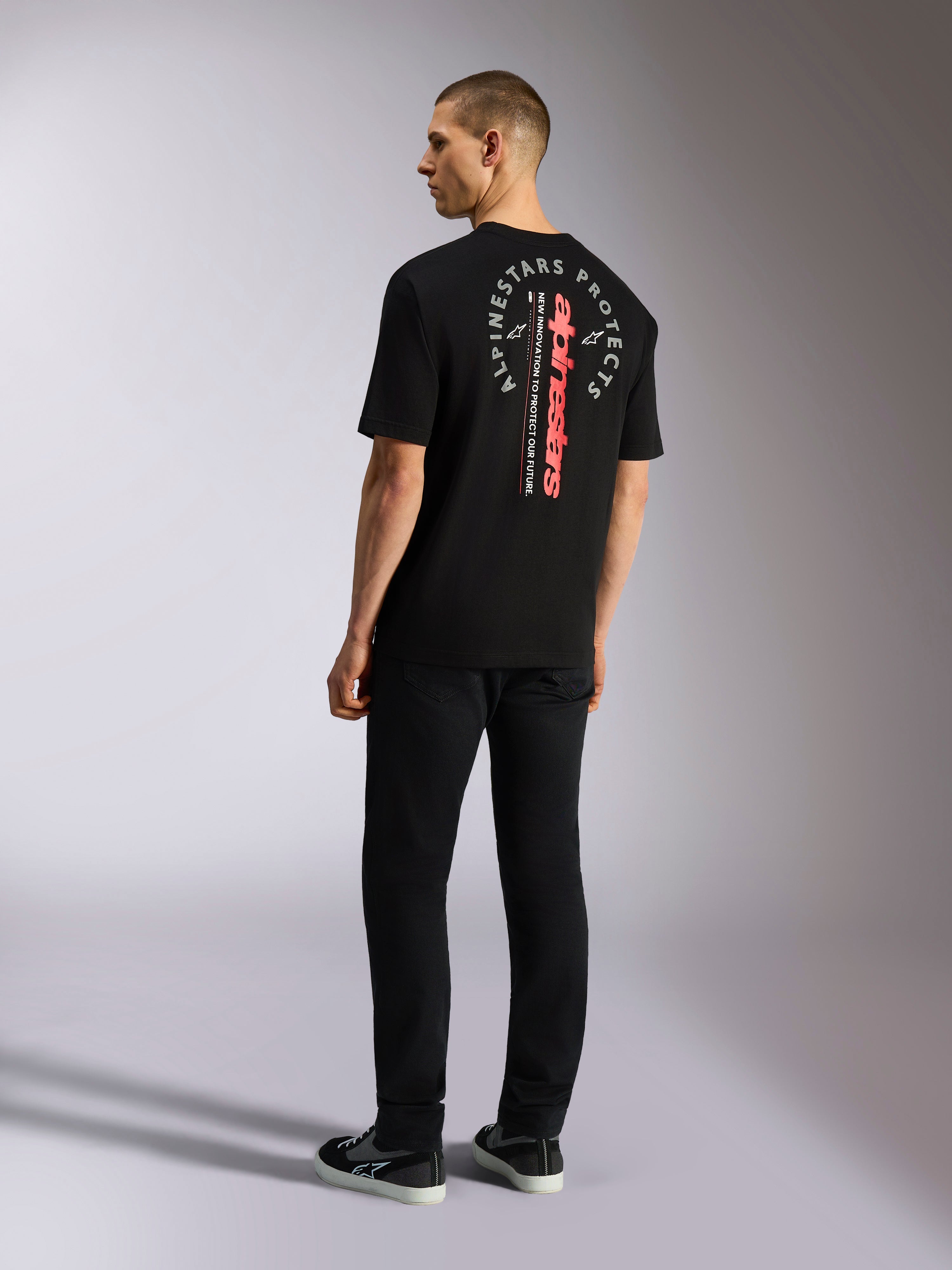Alpinestars Overhang Oversized CSF Tee, koszulka z krótkim rękawem, czarna, z pionowym czerwonym logotypem i okrągłą białą grafiką na plecach, casualowa odzież streetwear w stylu motorsport