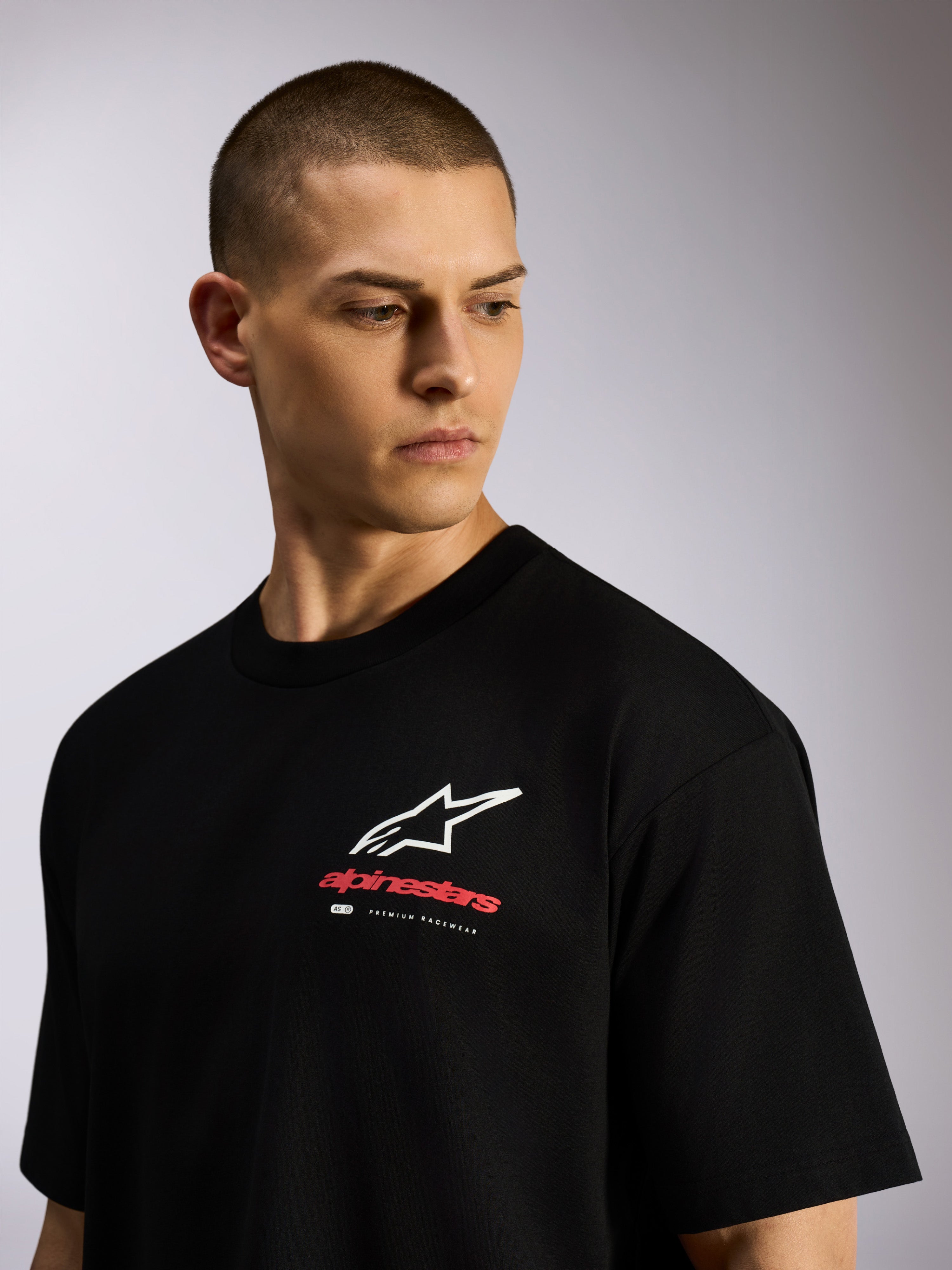 Alpinestars Overhang Oversized CSF Tee, koszulka z krótkim rękawem, czarna, grafika na piersi z białym logo Astars i czerwonym napisem, codzienna odzież streetwearowa inspirowana motorsportem