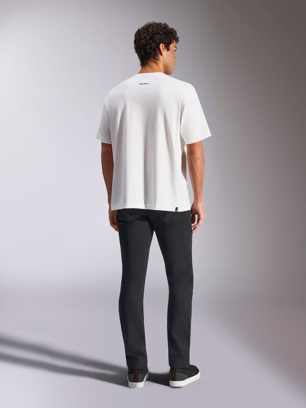 Koszulka Alpinestars Focused Oversized CSF Tee, biały t-shirt z krótkim rękawem, małe logo Alpinestars na górze pleców, luźny krój typu oversized, casualowy styl motorsport streetwear