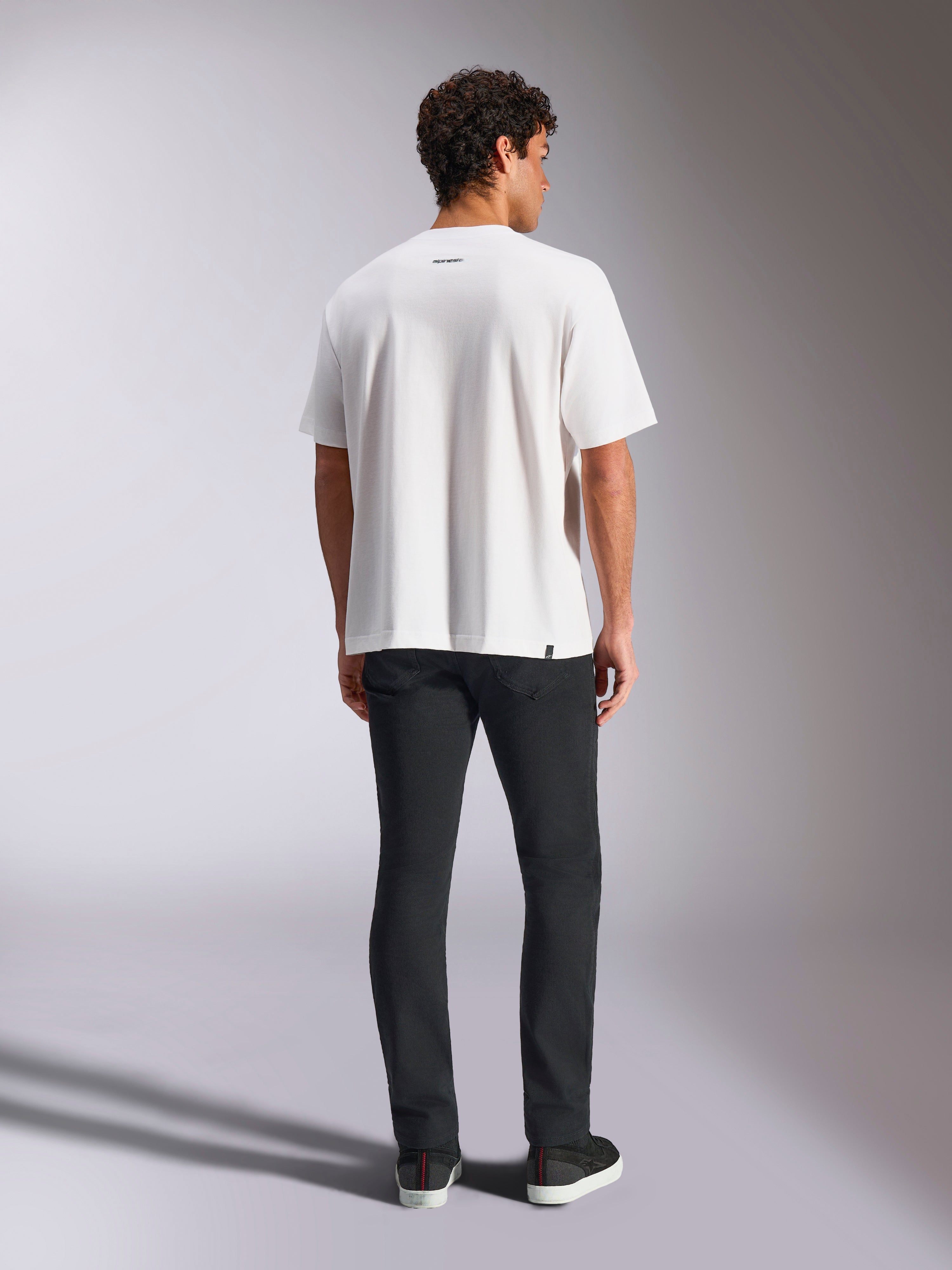 Koszulka Alpinestars Focused Oversized CSF Tee, biały t-shirt z krótkim rękawem, małe logo Alpinestars na górze pleców, luźny krój typu oversized, casualowy styl motorsport streetwear