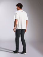 Alpinestars Focused Oversized CSF Tee, koszulka z krótkim rękawem, biała, mały czarny napis Alpinestars na karku, zestawiona z czarnymi spodniami, krój oversized, casualowy streetwear inspirowany motorsportem