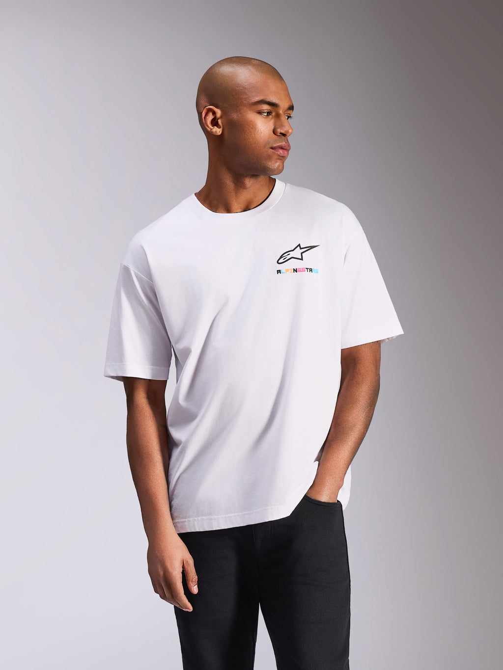 Alpinestars Wild Oversized CSF Tee, biała koszulka z krótkim rękawem, małe wielokolorowe logo Astars na piersi, oversize’owy fason, codzienny styl streetwear inspirowany sportami motorowymi