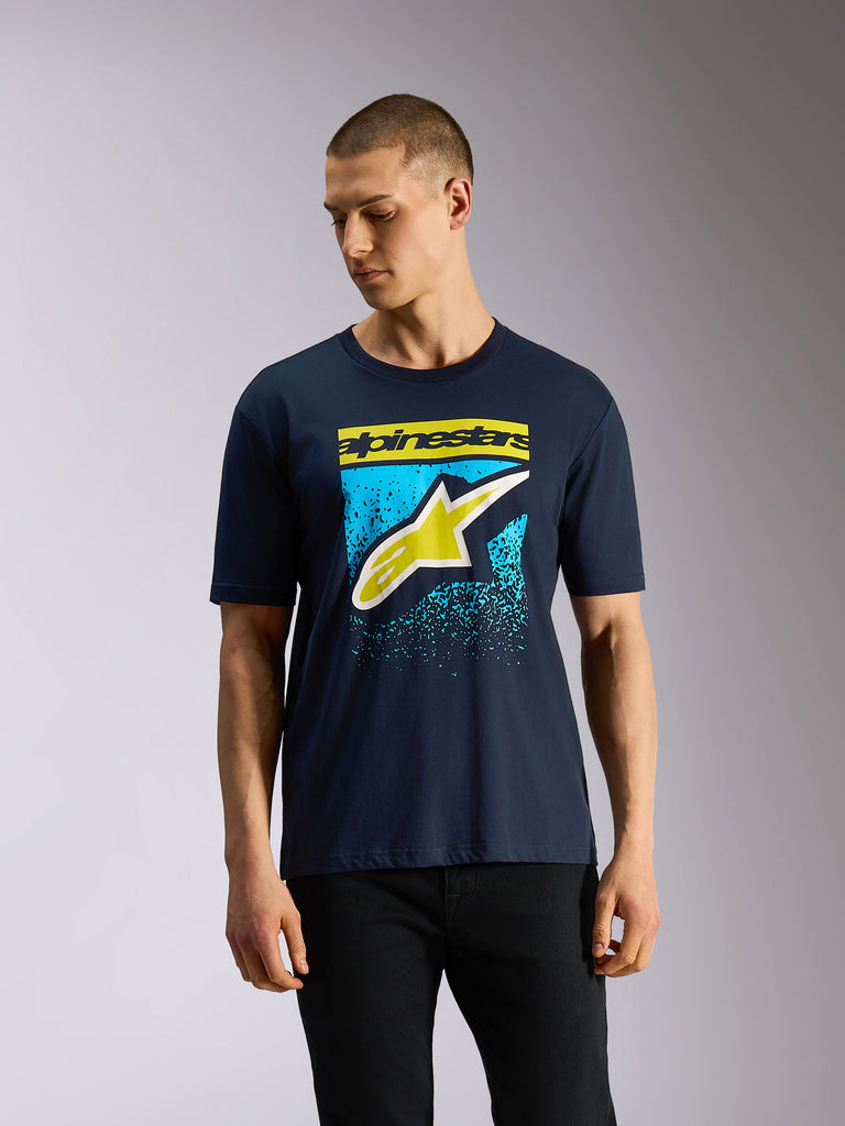 Alpinestars Noka CSF Tee, koszulka z krótkim rękawem, granatowa, logo Astars z żółto-jasnoniebieską gradacją MX na przodzie, codzienna odzież typu motorsport streetwear