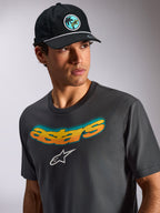 Alpinestars Ellipsoid CSF Tee, koszulka z krótkim rękawem, ciemnoszara, zakrzywiony napis Astars z żółto-pomarańczowym gradientem, białe logo Astars, casualowa odzież uliczna w stylu motorsport