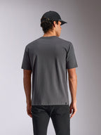Alpinestars Ellipsoid CSF Tee, koszulka z krótkim rękawem, ciemnoszara, widok z tyłu na modelu, codzienna odzież typu streetwear z małą metką z logo na dole