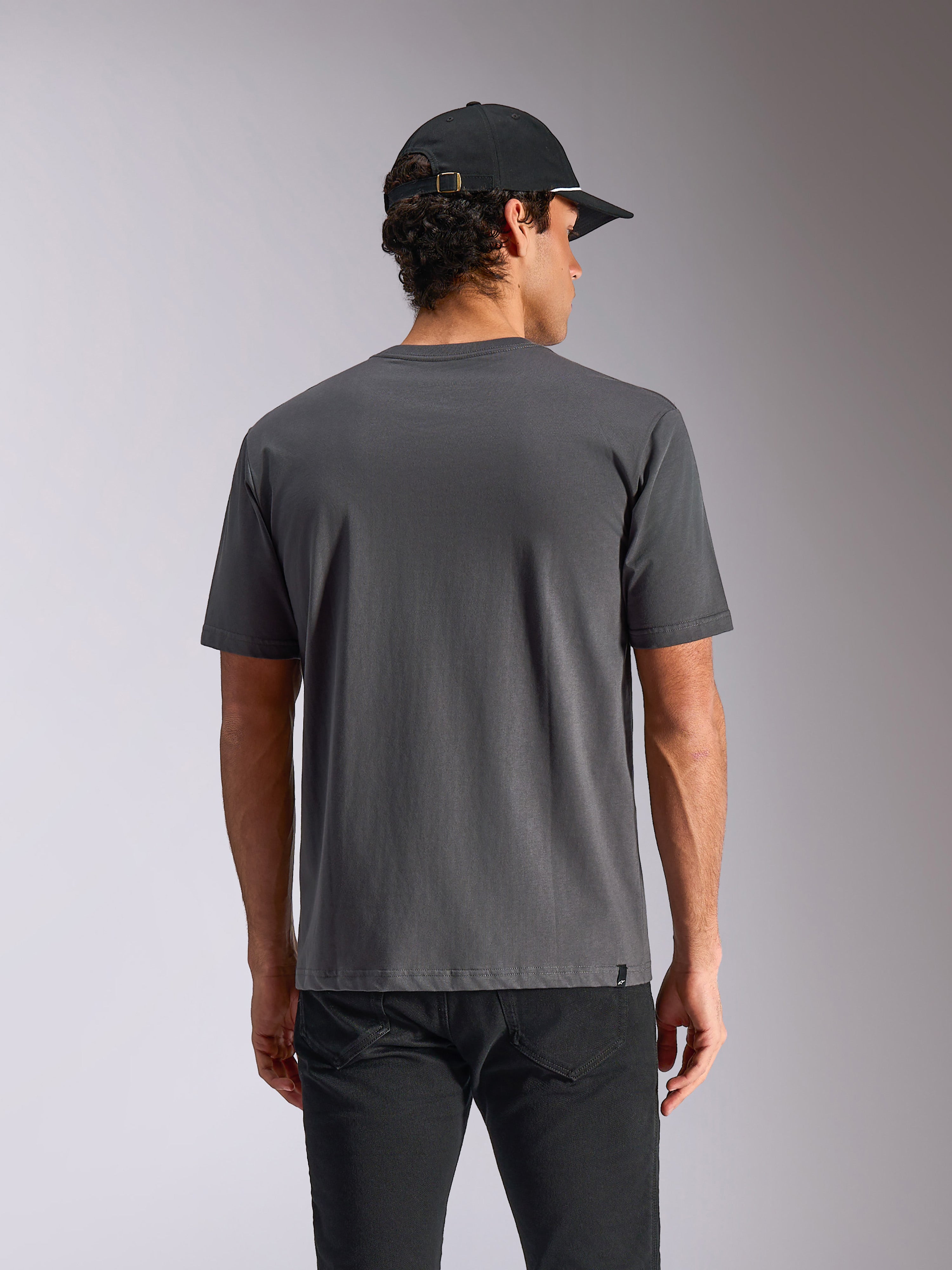 Alpinestars Ellipsoid CSF Tee, koszulka z krótkim rękawem, ciemnoszara, widok z tyłu na modelu, codzienna odzież typu streetwear z małą metką z logo na dole