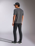 Alpinestars Ellipsoid CSF Tee, koszulka z krótkim rękawem, ciemnoszary grafit, widok z tyłu, model w czarnych spodniach i czarnej czapce z daszkiem, codzienna odzież uliczna w stylu motorsportowym