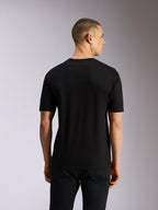 Alpinestars MX CSF Tee, czarna koszulka z krótkim rękawem, widok z tyłu, prezentowana przez modela, casualowy design inspirowany motorsportem