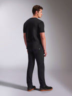 Alpinestars Abus CSF Tee, koszulka z krótkim rękawem, czarna, widok z tyłu na modelu, casualowy streetwear w stylu motorsport, zestawiona z ciemnymi spodniami i sneakersami
