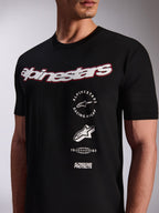 Alpinestars Abus CSF Tee, czarny t-shirt z krótkim rękawem, duże białe logo na klatce piersiowej z czerwoną obwódką, pionowy układ wielu logotypów graficznych, codzienna odzież w stylu motorsport