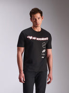 Alpinestars Abus CSF Tee, koszulka z krótkim rękawem, czarna, białe zakrzywione logo Alpinestars z czerwoną obwódką, wielowarstwowe grafiki boczne, codzienna odzież motorsportowa typu streetwear