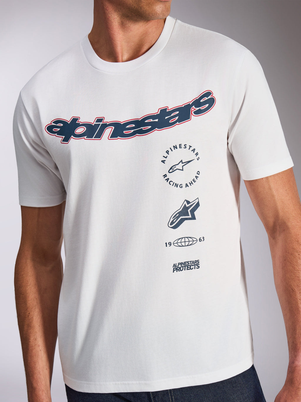 Alpinestars Abus CSF Tee, koszulka z krótkim rękawem, biała, granatowe i czerwone zakrzywione logo, wielowarstwowe grafiki, codzienna odzież motorsportowa