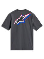 Alpinestars Angler CSF Tee, t-shirt z krótkim rękawem, ciemnoszary, widok z tyłu z dużym wielokolorowym logo Astars z perforowanym wypełnieniem, niebieskie i różowe akcenty oraz napis „Racing Ahead”, casualowy streetwear w stylu motorsportowym