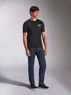Alpinestars Angler CSF Tee, koszulka z krótkim rękawem, czarna, żywe wielokolorowe logo Astars na klatce piersiowej, casualowy styl motorsport streetwear