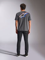 Koszulka Alpinestars Angler CSF, T-shirt z krótkim rękawem, grafitowy, duże wielokolorowe logo Astars na plecach z czerwonymi i niebieskimi akcentami, widok z tyłu na modelu, codzienna odzież streetwearowa w stylu motorsport