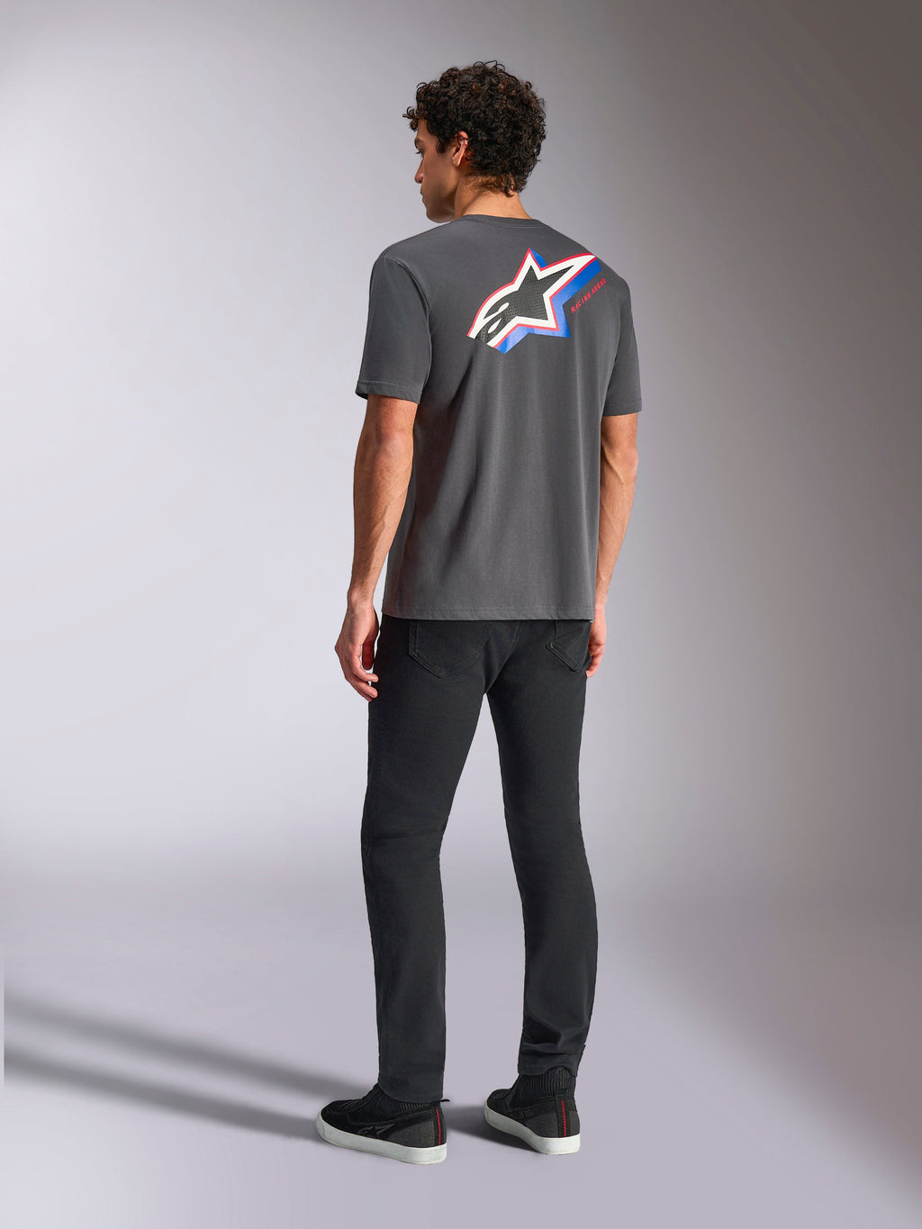 Alpinestars Angler CSF Tee, koszulka z krótkim rękawem, ciemnoszara, wyraziste wielokolorowe logo Astars na plecach z czerwonymi i niebieskimi paskami, codzienna odzież uliczna w stylu motorsport