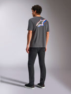 Alpinestars Angler CSF Tee, koszulka z krótkim rękawem, ciemnoszara, wyraziste wielokolorowe logo Astars na plecach z czerwonymi i niebieskimi paskami, codzienna odzież uliczna w stylu motorsport