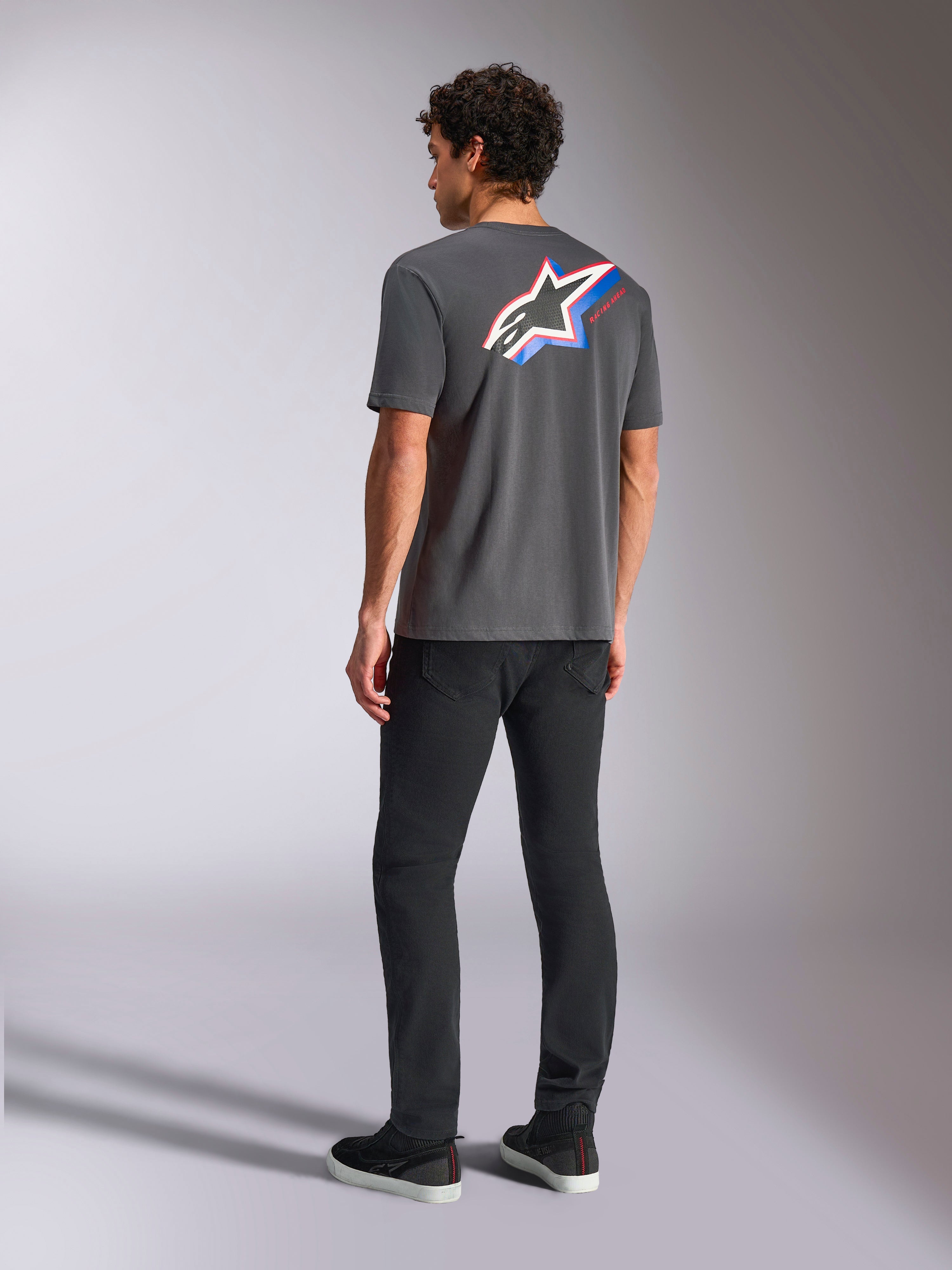 Alpinestars Angler CSF Tee, koszulka z krótkim rękawem, ciemnoszara, wyraziste wielokolorowe logo Astars na plecach z czerwonymi i niebieskimi paskami, codzienna odzież uliczna w stylu motorsport
