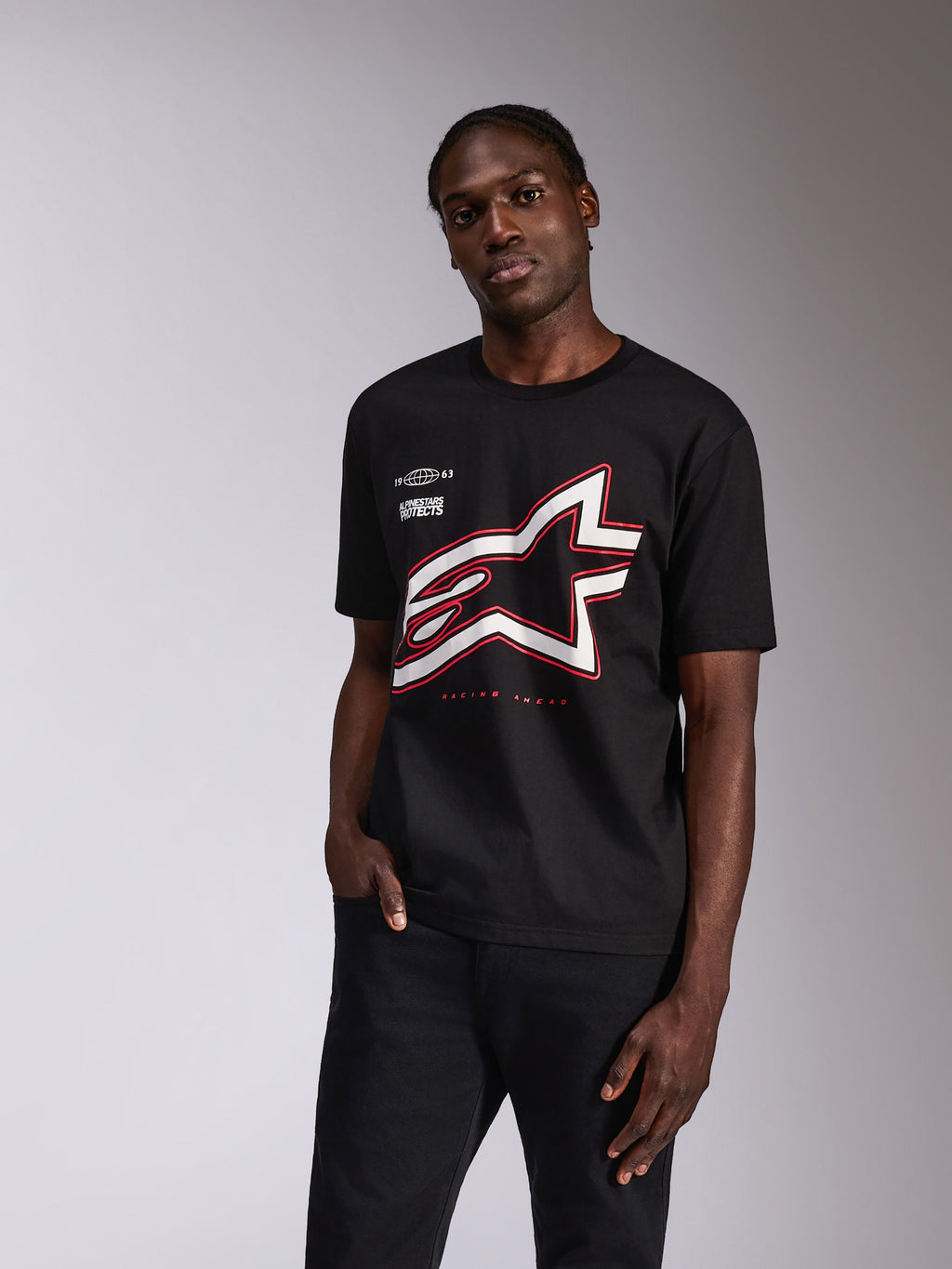 Alpinestars Authority CSF Tee, koszulka z krótkim rękawem, czarna, duże logo Astars z biało-czerwonym konturem, casualowa odzież motorsportowa
