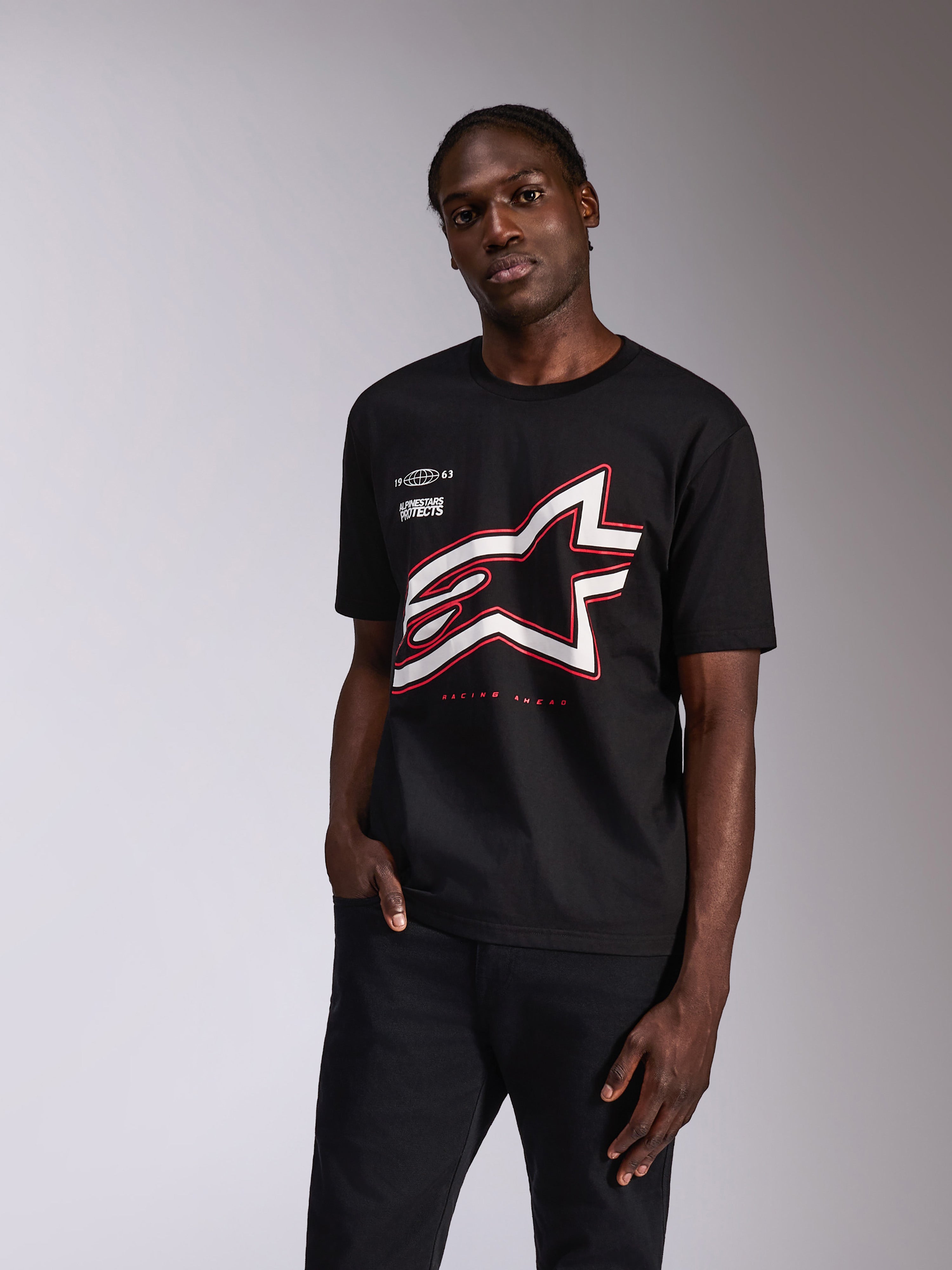 Alpinestars Authority CSF Tee, koszulka z krótkim rękawem, czarna, duże logo Astars z biało-czerwonym konturem, casualowa odzież motorsportowa