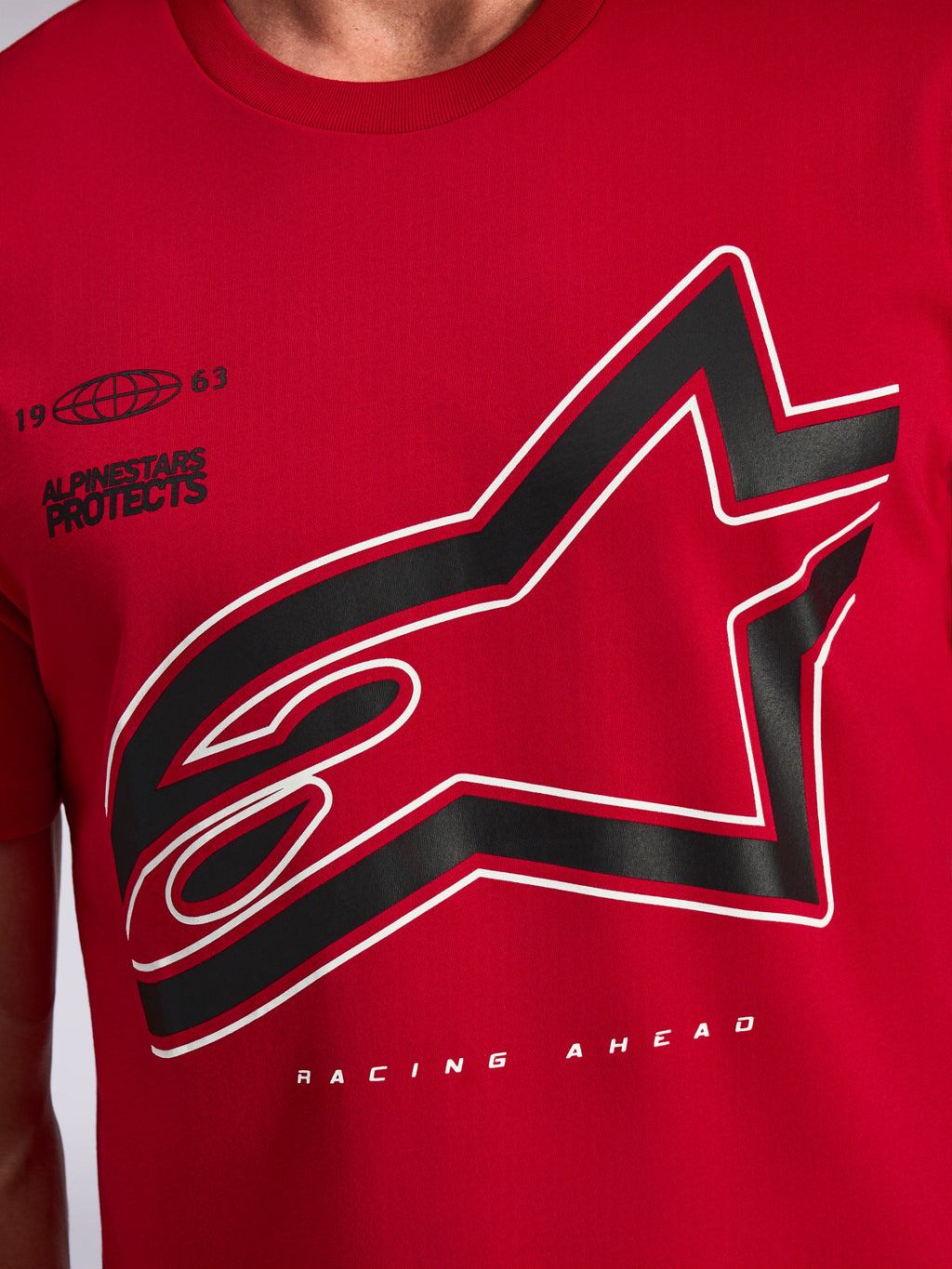 Alpinestars Authority CSF Tee, koszulka z krótkim rękawem, czerwona, duże przycięte logo Astars z czarno-białym konturem, napisy „Alpinestars Protects” oraz „Racing Ahead”, casualowy streetwear motorsportowy
