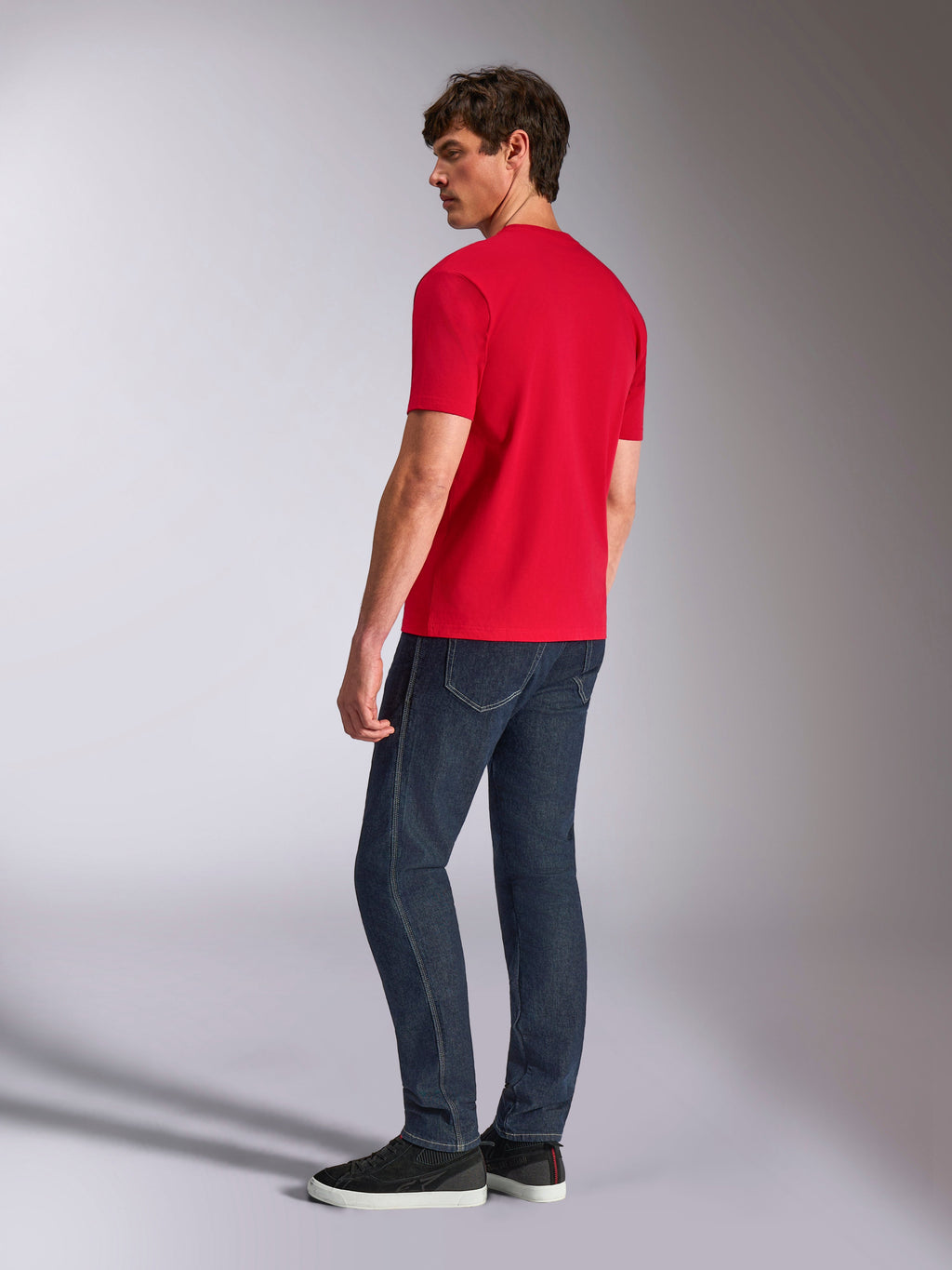 Alpinestars Authority CSF Tee, koszulka z krótkim rękawem, czerwona, widok z tyłu na modelu w ciemnych jeansach i czarnych sneakersach, odzież codzienna lifestyle