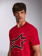 Alpinestars Authority CSF Tee, koszulka z krótkim rękawem, czerwona, duże przycięte czarno-białe logo Astars z konturem, prezentowana na modelu, codzienna odzież uliczna inspirowana sportami motorowymi