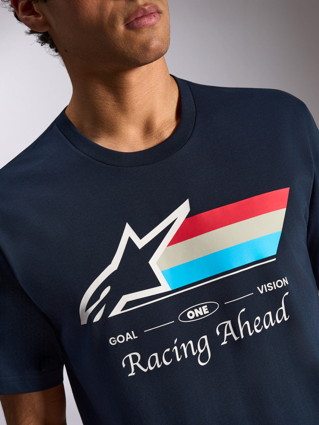 Alpinestars Trifecta CSF Tee, koszulka z krótkim rękawem, granatowa, białe logo Astars z trójkolorowymi paskami i napisem „Racing Ahead”, codzienna odzież sportowa motorsport