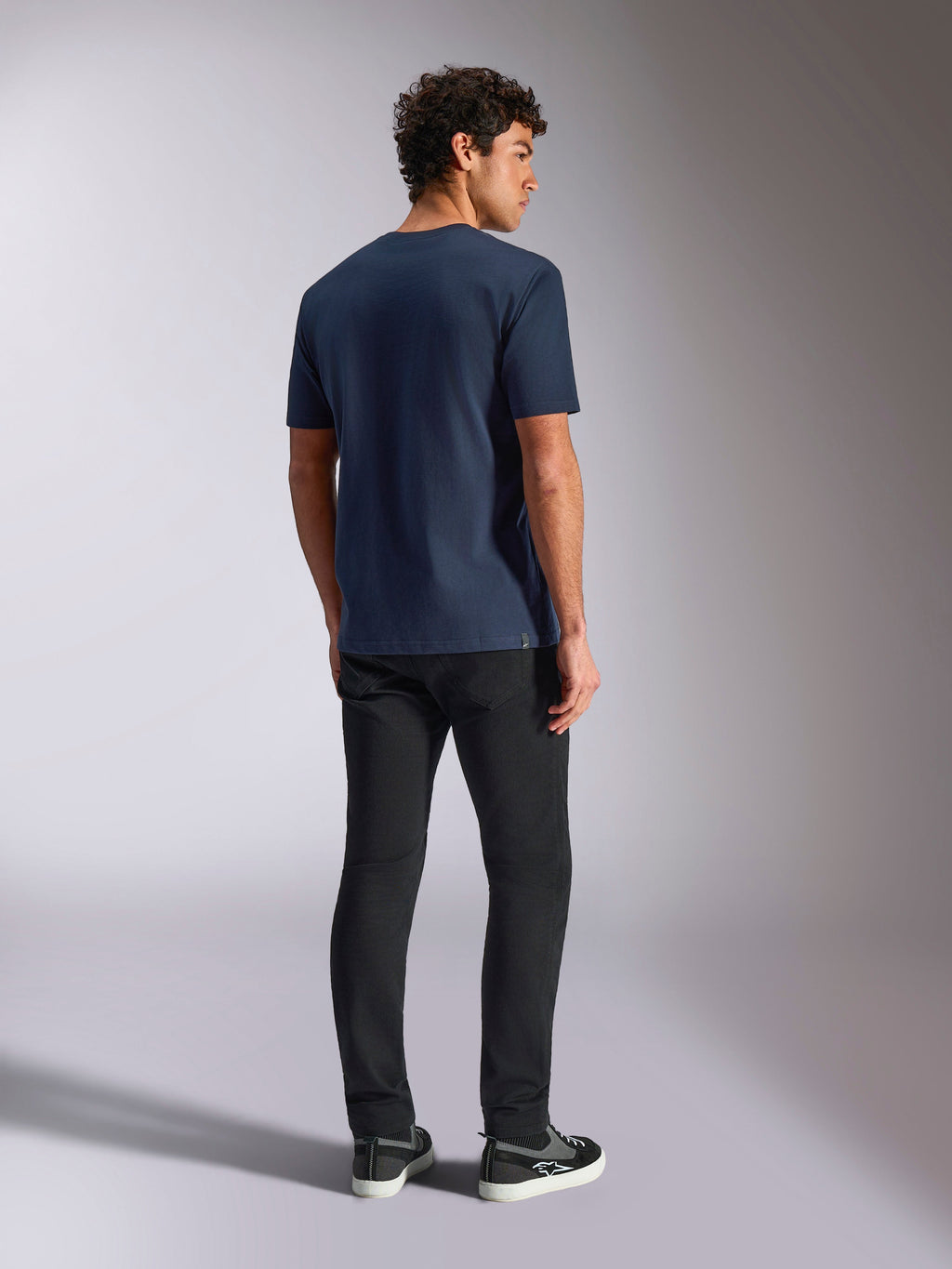 Alpinestars Trifecta CSF Tee, koszulka z krótkim rękawem, granatowa, widok z tyłu, codzienna odzież sportowa, noszona z czarnymi spodniami i czarnymi sneakersami