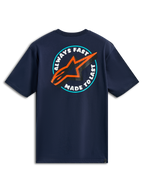 Alpinestars Aorbit CSF Tee, granatowa koszulka z krótkim rękawem, widok z tyłu z okrągłą grafiką „Always Fast Made to Last” i pomarańczowo-czarnym logo gwiazdy, codzienna odzież motorsportowa typu streetwear
