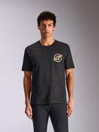 Alpinestars Aorbit CSF Tee, koszulka z krótkim rękawem, czarna, okrągła grafika na piersi z logo Astars i napisem „Always Fast Made to Last”, casualowa odzież streetwear inspirowana motorsportem