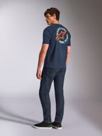 Alpinestars Aorbit CSF Tee, koszulka z krótkim rękawem, granatowa, widok z tyłu na modelu, duże okrągłe logo Astars z grafiką „Always Fast Made to Last”, codzienna odzież uliczna inspirowana motorsportem