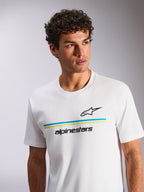 Alpinestars Lanes CSF Tee, biała koszulka z krótkim rękawem, niebieskie i limonkowo-zielone poziome paski z czarnym logo Astars i napisem, prezentowana na modelu z kręconymi włosami, casualowa odzież streetwearowa inspirowana motorsportem