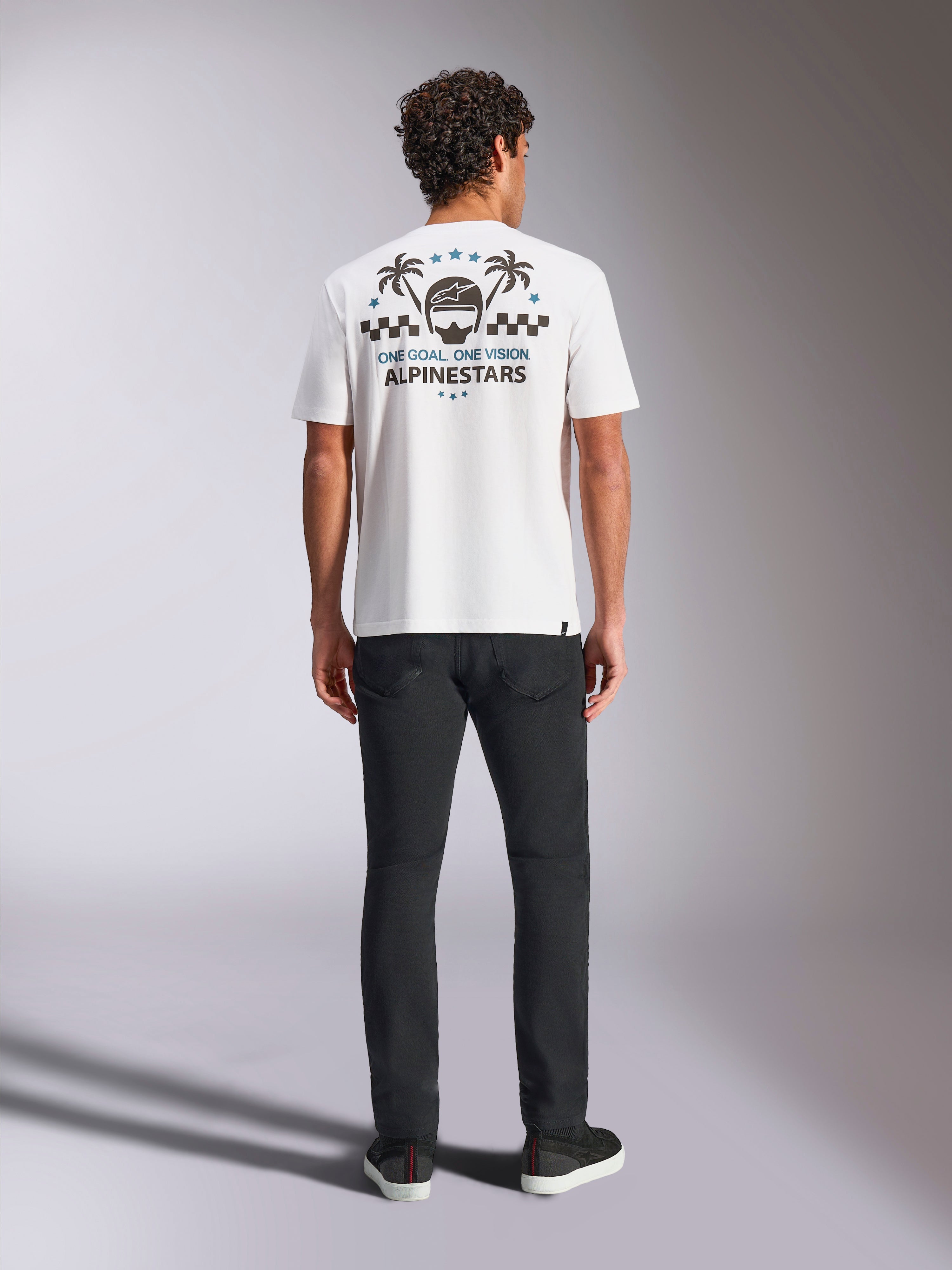 Alpinestars Order CSF Tee, biała koszulka z krótkim rękawem, widok z tyłu z grafiką kasku i palm, wzór w szachownicę i branding Alpinestars, casualowa odzież sportowa motorsport