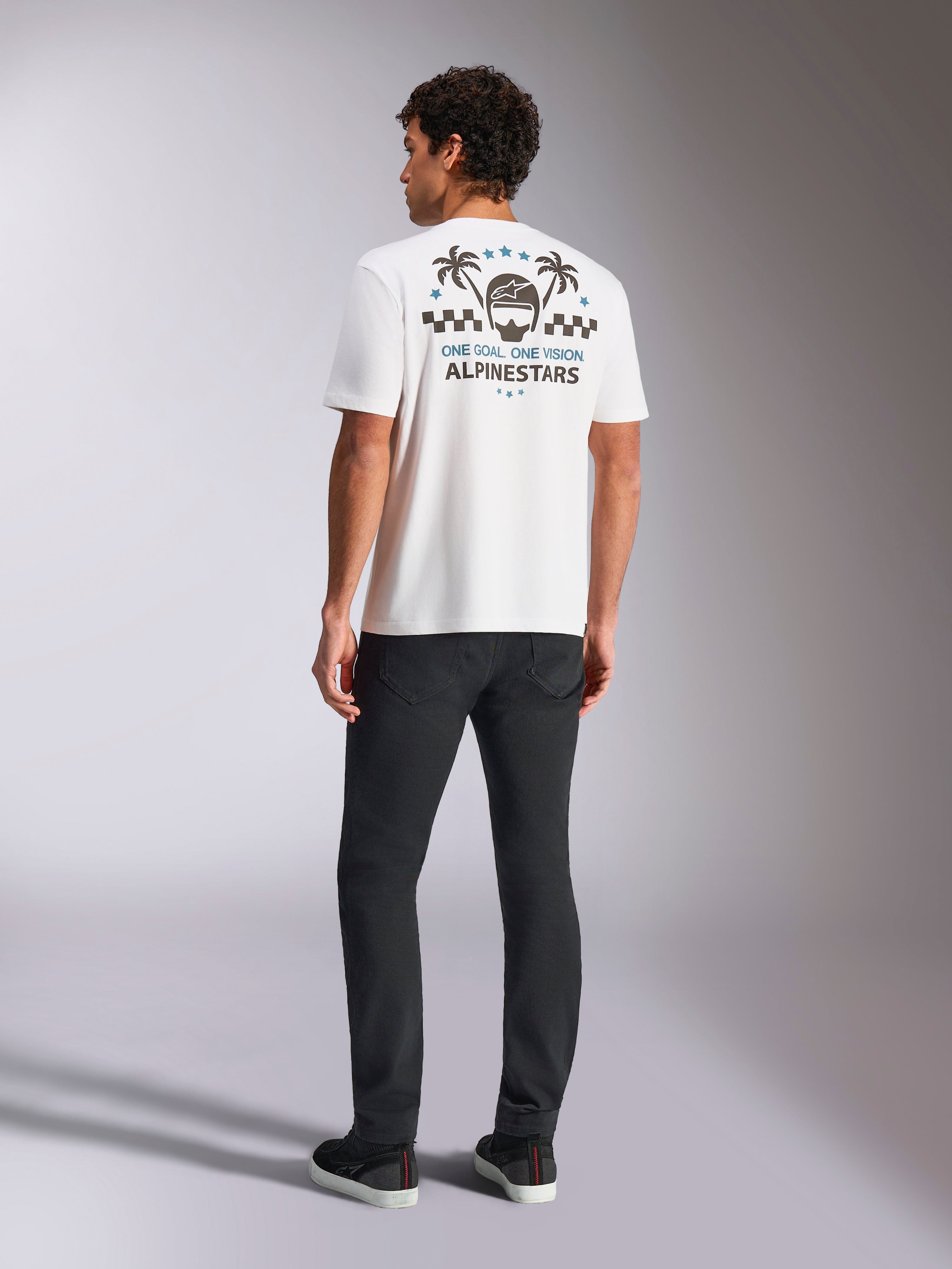 Alpinestars Order CSF Tee, koszulka z krótkim rękawem, biała, widok z tyłu z grafiką palm i kasku, hasło „One Goal One Vision”, casualowa odzież streetwear w stylu motorsport