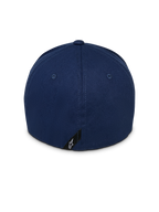 Alpinestars Instinct Hat, granatowa czapka z daszkiem, widok z tyłu przedstawiający strukturalną koronę i elastyczny tył, z małą czarną metką z białym logo gwiazdy Astars przy dolnej krawędzi