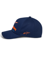 Alpinestars Instinct Hat, granatowa czapka sportowa, widok z boku z zakrzywionym daszkiem, pomarańczowe haftowane logo z boku, przednie logo z pomarańczowym nadrukiem gradientowym, strukturalna korona z tkaniny twill