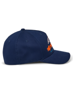 Czapka Alpinestars Instinct, granatowa, zakrzywiony daszek i usztywniona korona, widok z profilu z pomarańczowo-niebieskim gradientowym nadrukiem logo, casualowa odzież sportowa