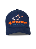 Alpinestars Instinct Hat, granatowa czapka z daszkiem, zakrzywiony daszek i usztywniana korona, pomarańczowy logotyp Alpinestars i prążkowane logo gwiazdy z przodu, jasnoniebieski napis „RACING AHEAD”, sportowa odzież casual