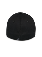 Alpinestars Surpass Hat, czarna, widok z tyłu czapki z wygiętym daszkiem o usztywnionej koronie, elastyczny tył typu flex back, małe białe logo Astars na tylnej metce, codzienne nakrycie głowy w stylu motorsport