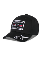 Alpinestars Surpass Hat, czarna czapka z daszkiem, prostokątna haftowana naszywka z przodu z logo Astars i napisem „Racing Ahead”, białe haftowane logo na daszku, usztywniana korona z tkaniny twill, casualowy styl streetwearowy inspirowany motorsportem.